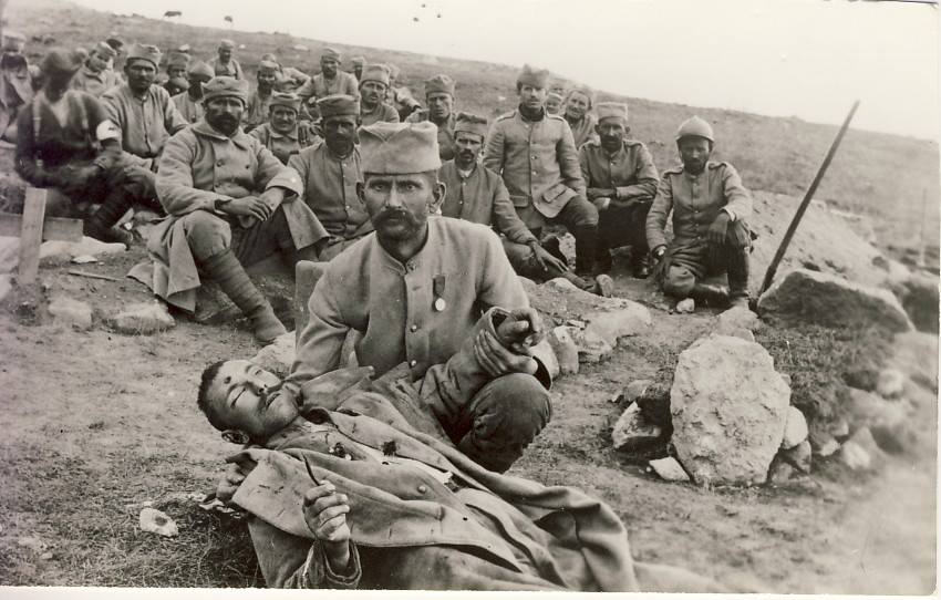 Фотографија на којој српски војник након борбе држи погинулог брата у борби за Кајмакчалан